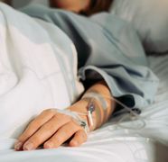 O femeie de 34 de ani, operată la Spitalul din Sinaia, a murit la Fundeni, unde a ajuns în stare critică. Rudele aduc acuzații grave: „La spital mergem să ne facem bine nu să MURIM”